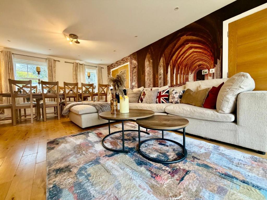 Khu vực ghế ngồi tại The House of Brilliant Brains Cambridge