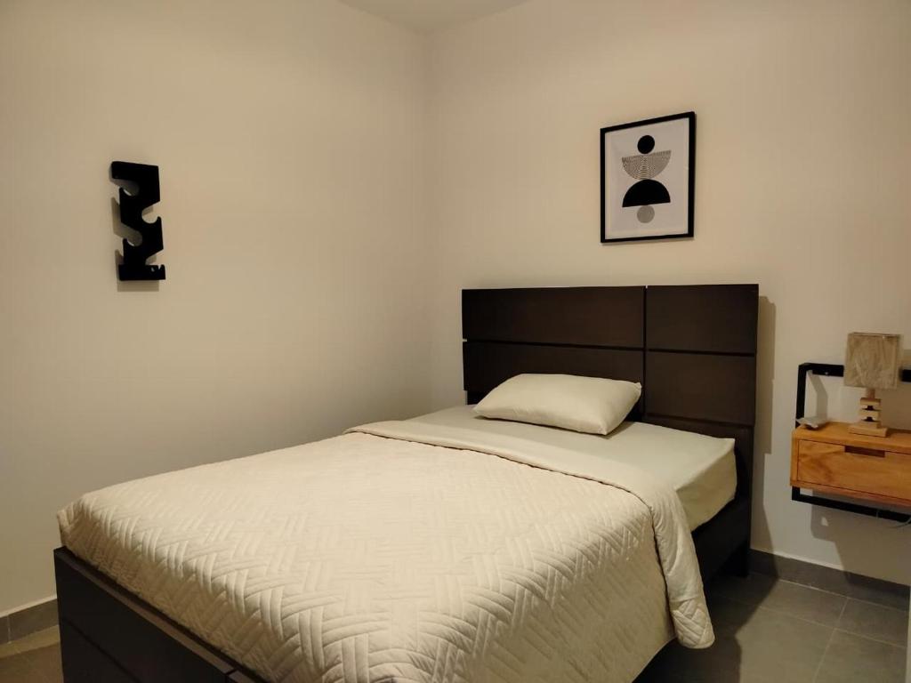 un dormitorio con una cama con cabecero en Brisas Hotel, en Toro Toro