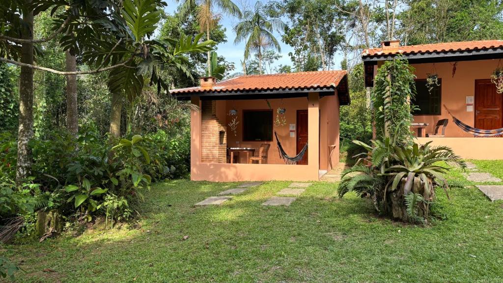 una piccola casa in un cortile accanto a un giardino di Chalés Bela Vista a Parati