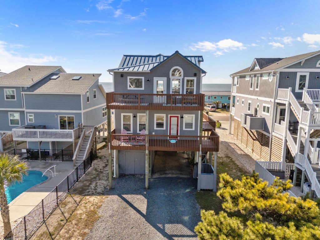 Ocean Views & Coastal Charm at ForeShore OKI في أوك آيلاند: اطلالة جوية على منزل مع مسبح