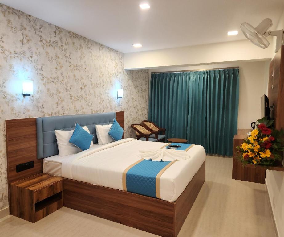 Postel nebo postele na pokoji v ubytování Visthara Elite