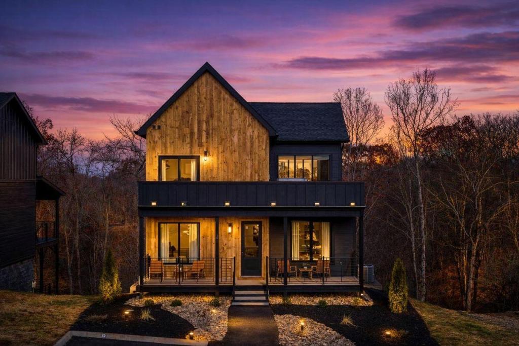 una casa è mostrata al crepuscolo con un tramonto di Splashing Views a Catlettsburg