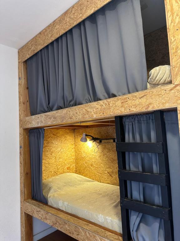 Travesia Sur Hostel في إل بولسون: سريرين بطابقين في غرفة