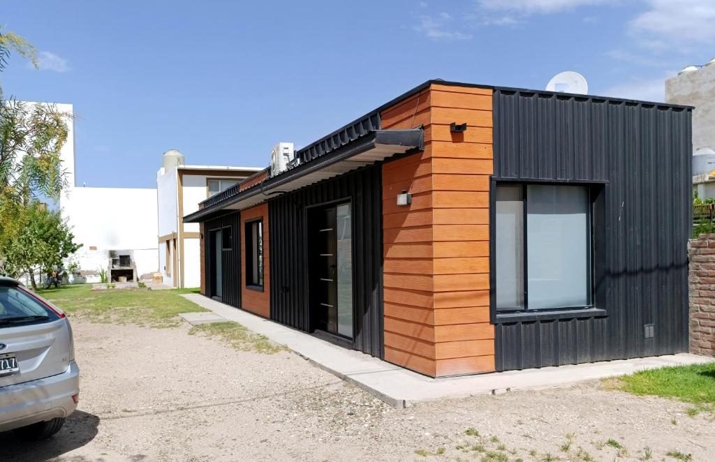 un piccolo edificio nero e marrone con una finestra di Malula Departamentos. a Playas Doradas