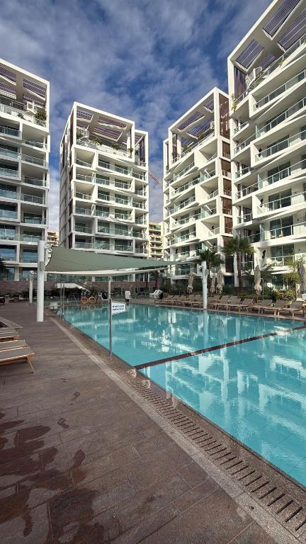 Bazén v ubytování Beautiful garden suite nebo v jeho okolí