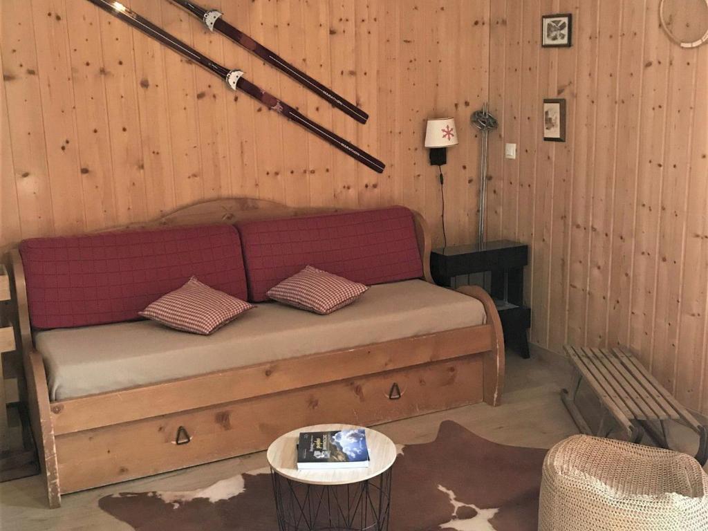 a room with a couch in a wooden wall at Chalet mitoyen rénové 3 pièces, 7 pers, terrasse, parking, animaux admis - FR-1-863-10 in Le Dévoluy