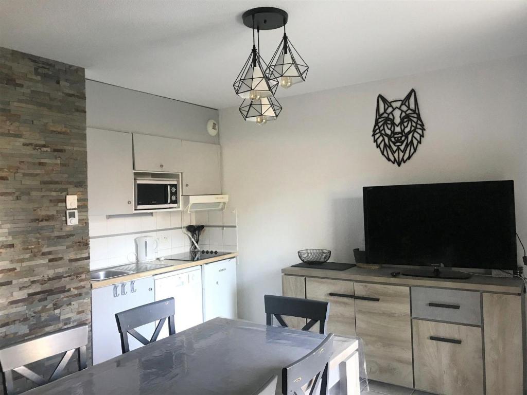 Η κουζίνα ή μικρή κουζίνα στο Chalet Mitoyen - 3 Pièces, 7 Pers. - Résidence Les Flocons du Soleil, La Joue du Loup, Dévoluy - FR-1-863-16