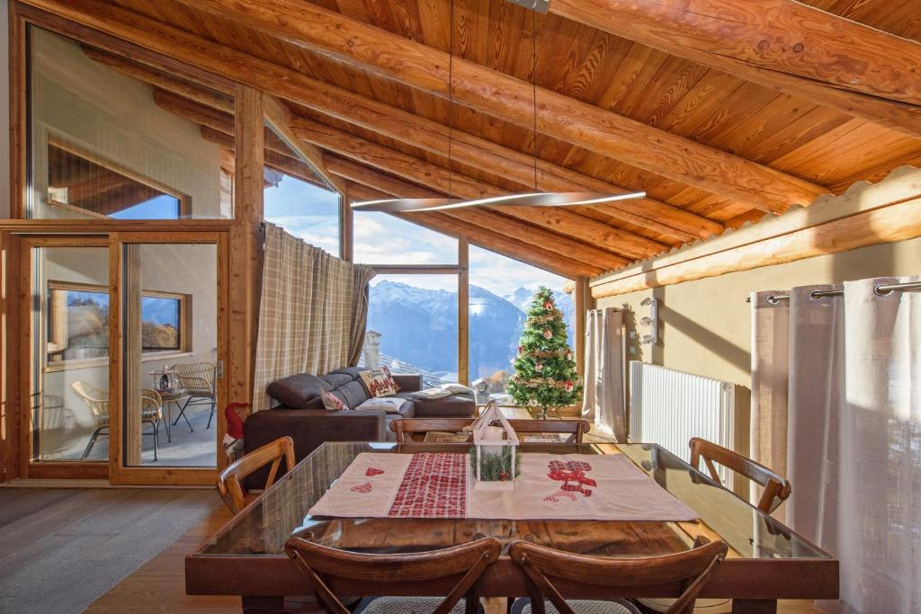 Maison Clavon في Verrayes: غرفة معيشة بها طاولة وأريكة