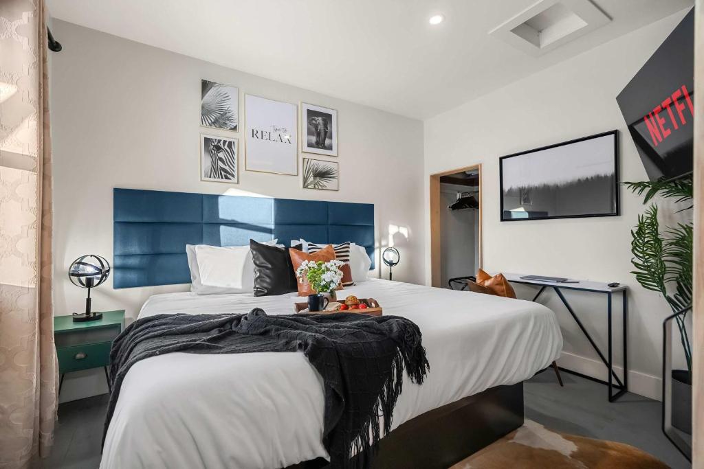 Ένα ή περισσότερα κρεβάτια σε δωμάτιο στο The Bedrock Modern Charm Fire Pit Downtown