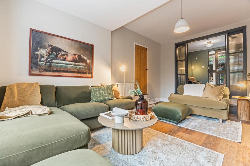 Khu vực ghế ngồi tại Spacious 4-Bed Cottage with Hot Tub&Parking