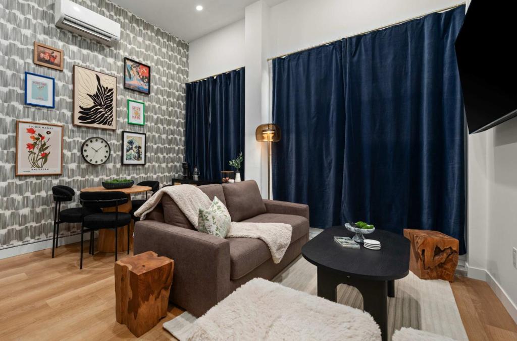 O zonă de relaxare la Casa Hotels McCaul- Queen Suite w Netflix & AC