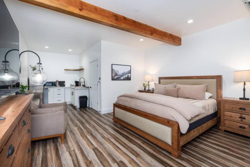 Ένα ή περισσότερα κρεβάτια σε δωμάτιο στο Kassidy Suite at The Four Daughters Inn