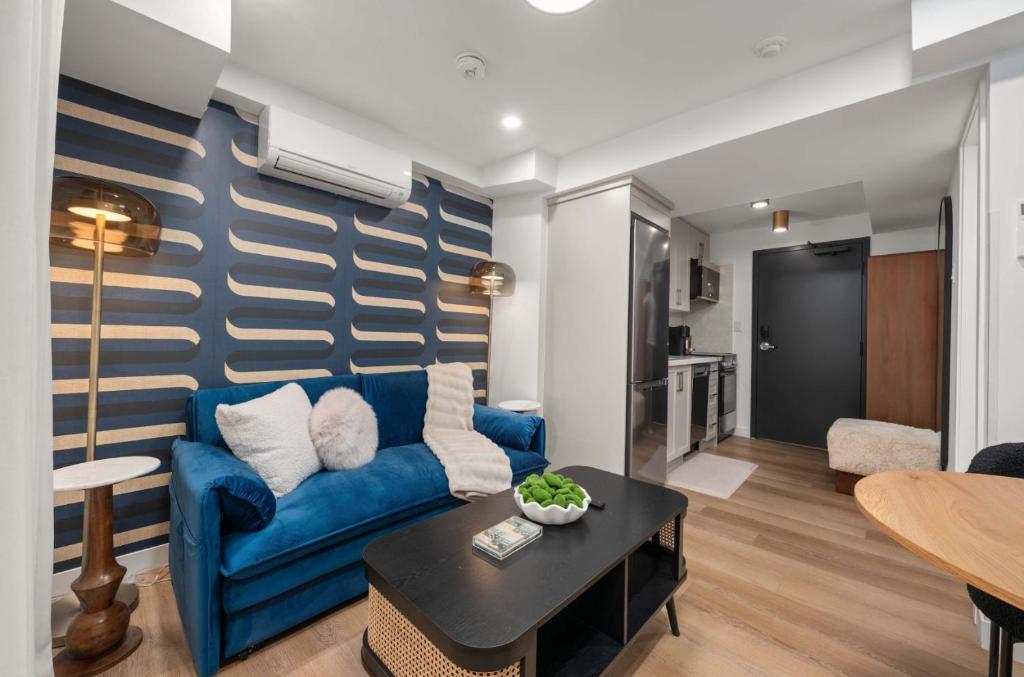 Posezení v ubytování Casa Hotels McCaul- Central New Basement Suite