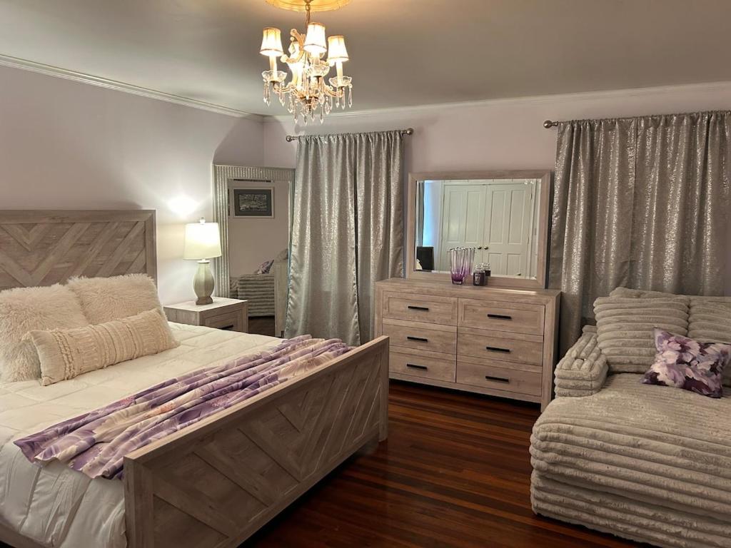 una camera da letto con un letto grande e una sedia di Back Creek, Winchester, VA a Winchester