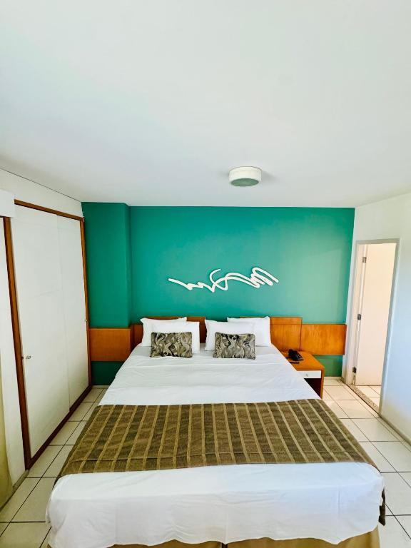 Кровать или кровати в номере Praia do Canto Apart Hotel Varanda frente mar