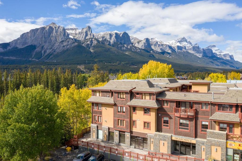 een appartementencomplex met bergen op de achtergrond bij Rustic Creekside Retreat 2BR with Stunning View in Canmore