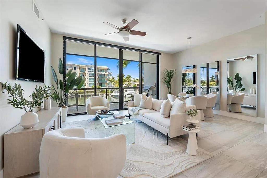 ein Wohnzimmer mit Sofa, Sesseln und Fernseher in der Unterkunft Chic Three-Bedroom Waterfront Condo With Private Balcony in Fort Lauderdale