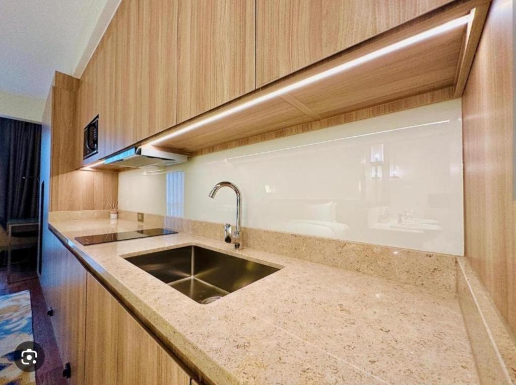 Kuchyň nebo kuchyňský kout v ubytování RBR Lux at Novotel Manila Hotel Residences Acqua