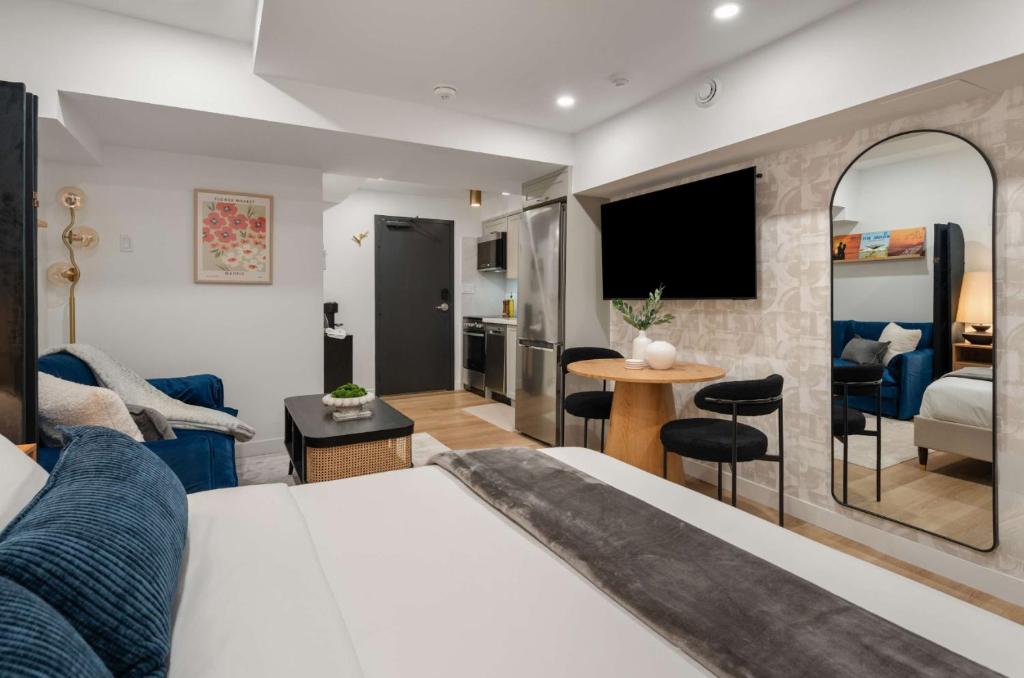 Un televizor și/sau centru de divertisment la Casa Hotels McCaul- Brand-New Basement Suite Studio