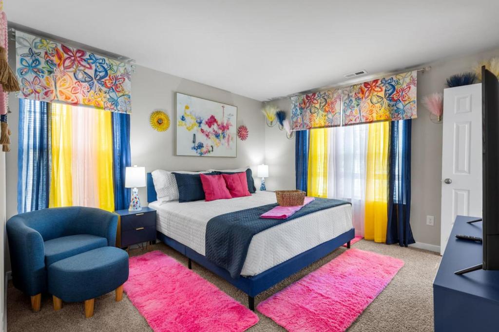 Giường trong phòng chung tại Roomy Getaway Elevate Your Stay, 6 Mins to RIC