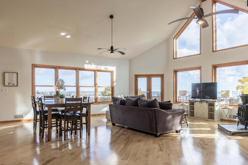 Et tv og/eller underholdning på Fall Colors Getaway Walk to Downtown & Ferry