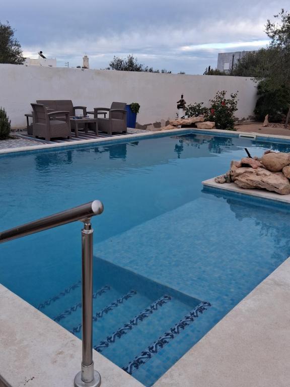 Antonie في ميدون: حمام سباحة كبير بمياه زرقاء