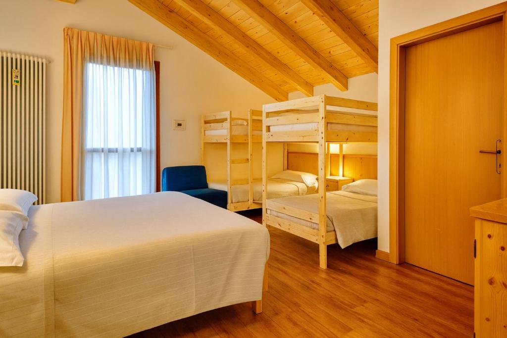Hotel Bleis - Habitación Familiar Con Balcón