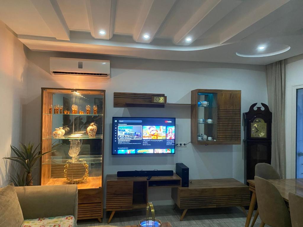 a living room with a flat screen tv in a room at Luxe & Sérénité Sahloul 4 in Sousse