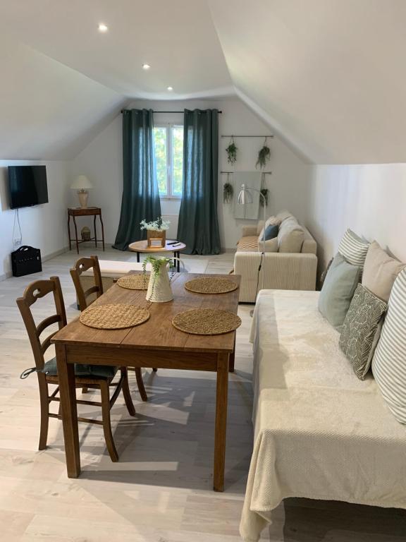 TV a/nebo společenská místnost v ubytování Cottage garden