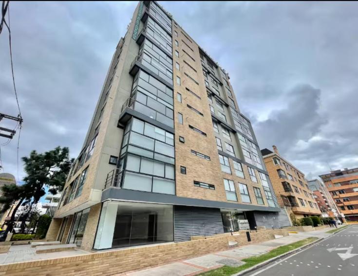 a tall building on the side of a street at EspacioYa By Mario Rental Calle 100 in Bogotá