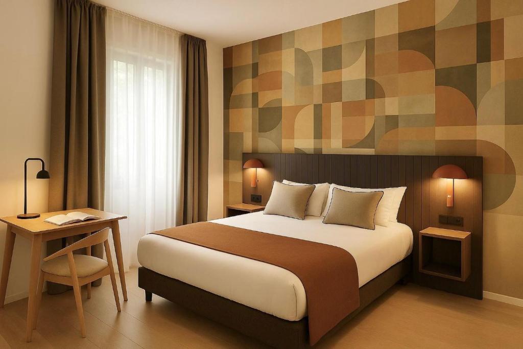 巴利亚多利德Soho Boutique La Harinera的一间酒店房间，配有一张大床和一张书桌