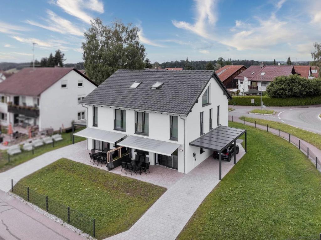 an overhead view of a white house at HEIMATEL - Ferienhaus im Alpenblick in Primisweiler