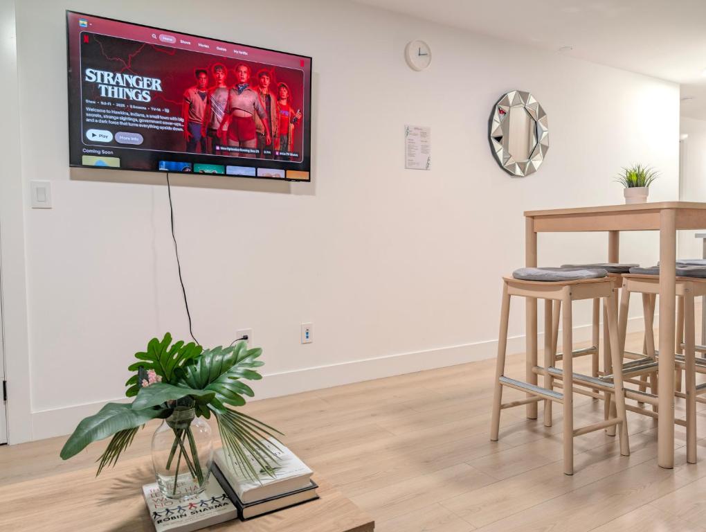 Телевизор и/или развлекательный центр в The Sunset Haven- Cozy 2BR Basement Suite near White rock