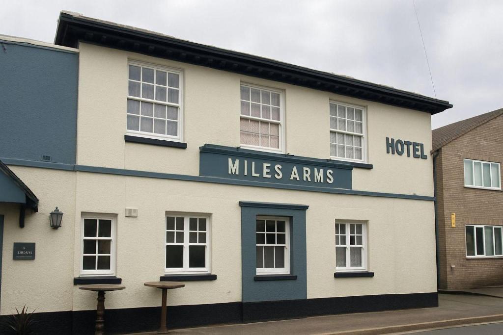 een wit en blauw gebouw met een hotel Miles Arms bij The Miles Arms Hotel in Avonmouth