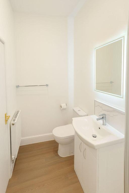 The Miles Arms Hotel - Twin Room With Private Bathroom