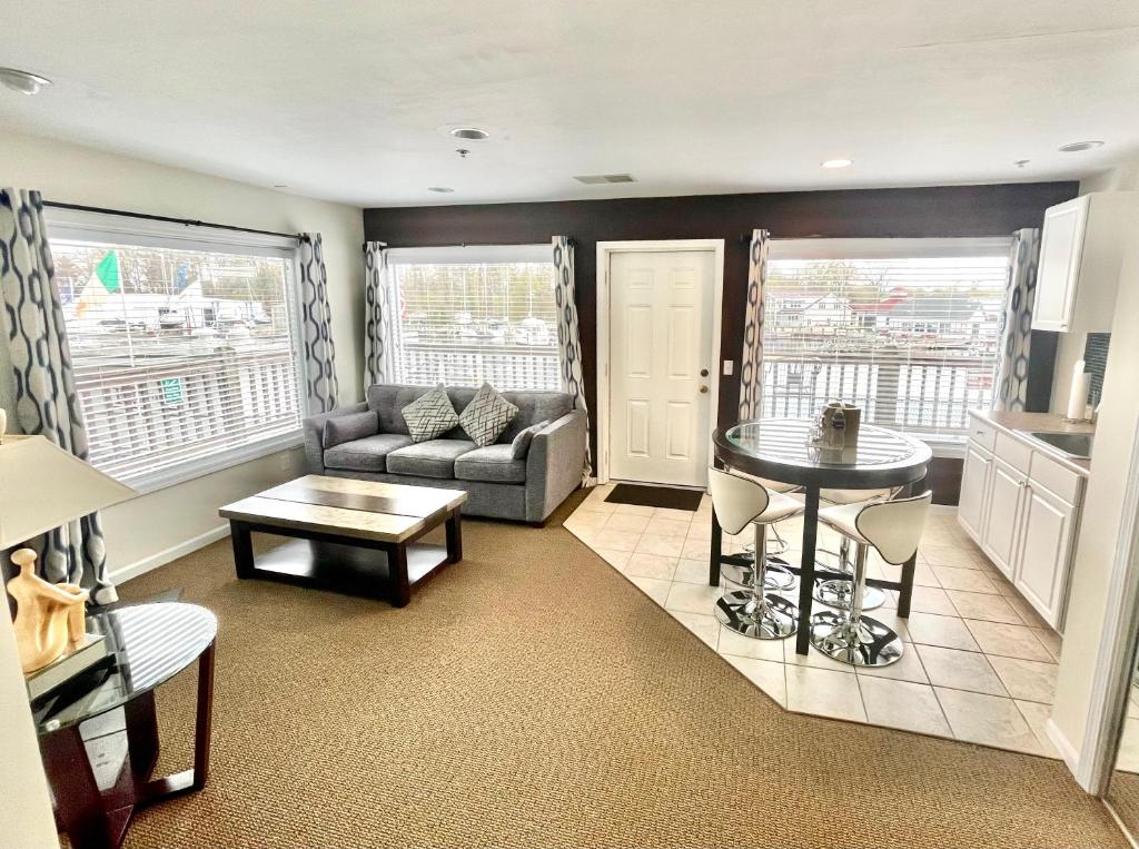 Posezení v ubytování Old Harbor Inn