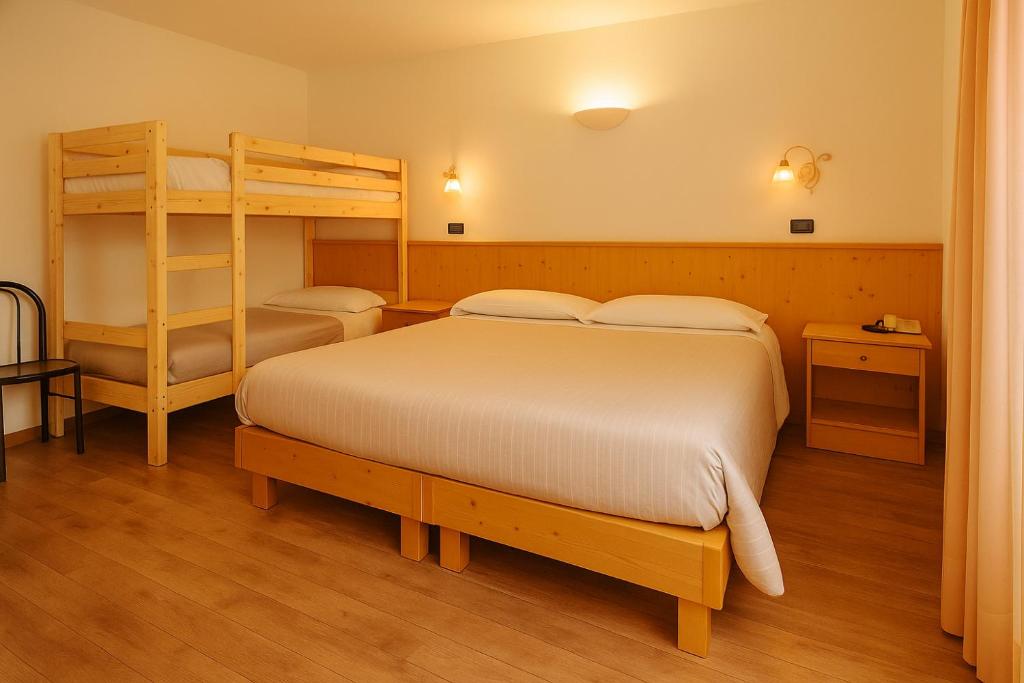 Hotel Bleis - Habitación Cuádruple Con Balcón