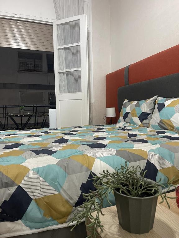 Postel nebo postele na pokoji v ubytování Hassan Centre Studio-No Elevator-Wi-Fi &-Smart TV -CAN 2025