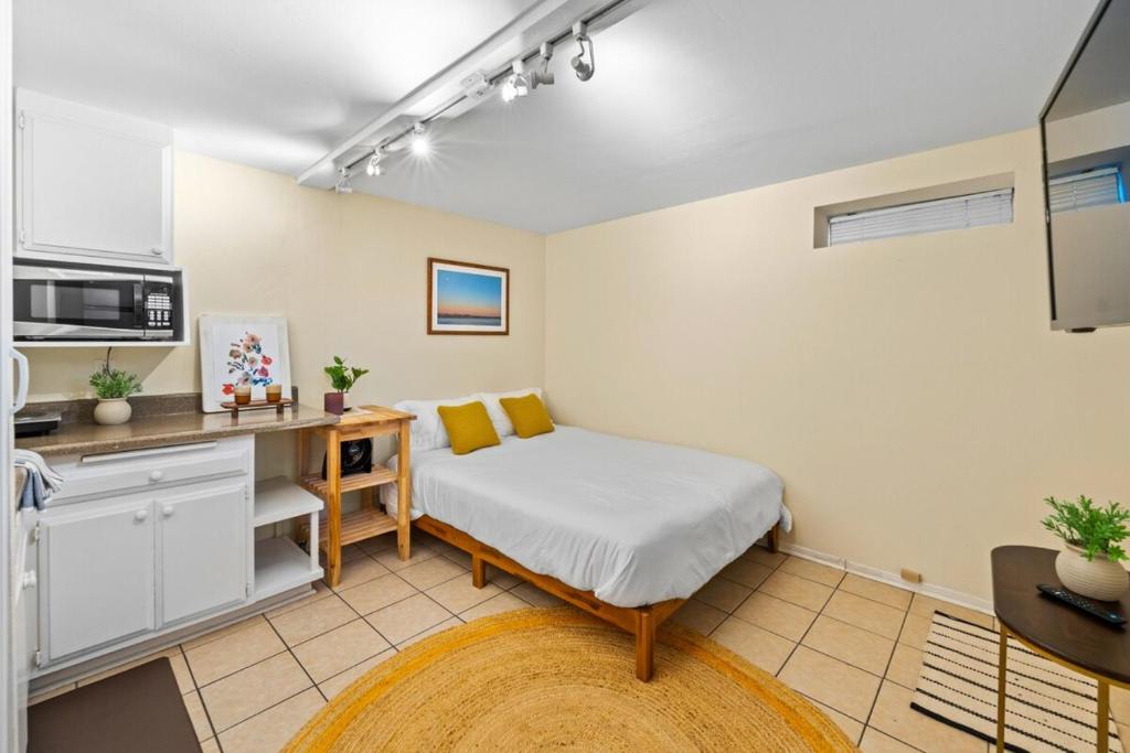 ein kleines Zimmer mit einem Bett und einer Küche in der Unterkunft Netflix, Stocked Kitchenette, Beach Gear in Ventura