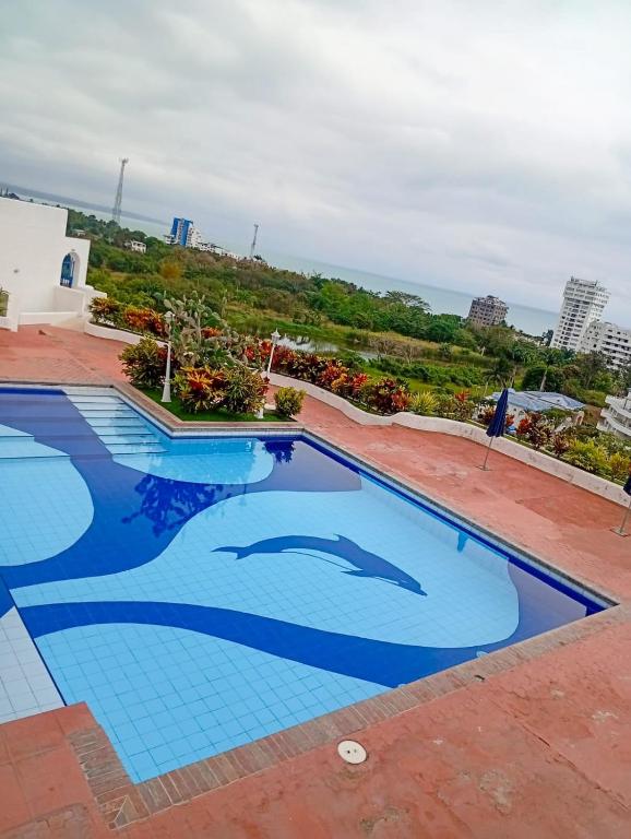 una piscina sul tetto di un edificio di Apartamento familiar a Same