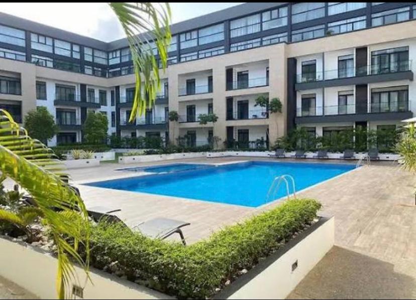 Piscina de la sau aproape de Exclusive 1 Bedroom Duplex Stay Embassy Gardens