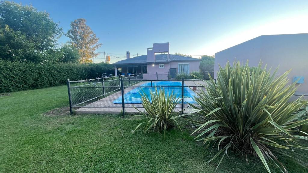een huis met een zwembad in een tuin bij Casa Quinta Metac-Calle Entre Rios y Sarmiento in Villa Lía