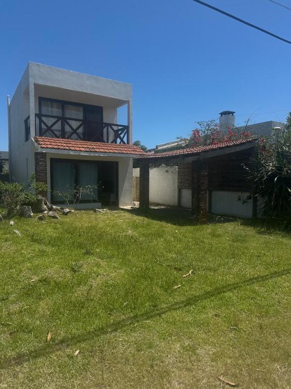 Lo de Leo في لا بالوما: منزل أمامه ساحة عشب