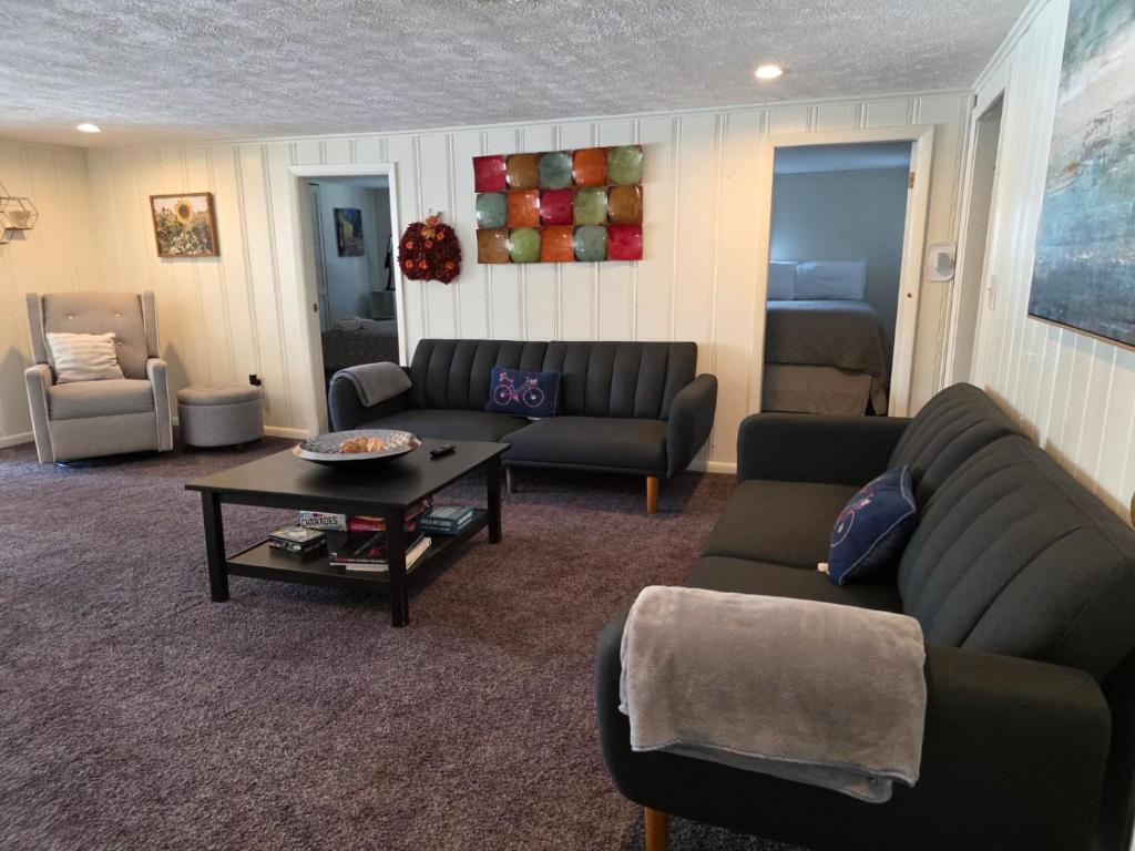 Posezení v ubytování Bigspace Hightfallsritrghpool Tablewi-fi