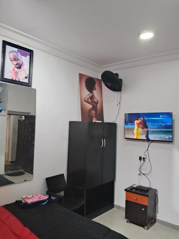 Una televisión o centro de entretenimiento en Short let apartments LBS Lekki Ajah Lagos