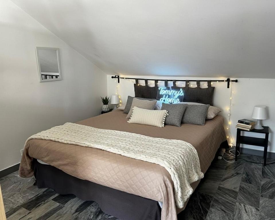 um quarto com uma cama grande em um quarto em Tommy's Home-Allianz Stadium, Parco Dora em Turim