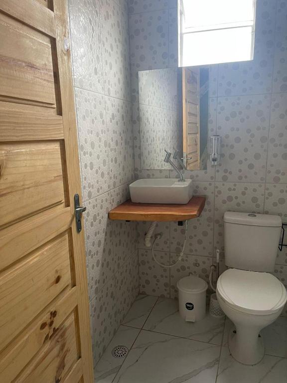 a bathroom with a toilet and a sink at Casa providencial in São Miguel dos Milagres
