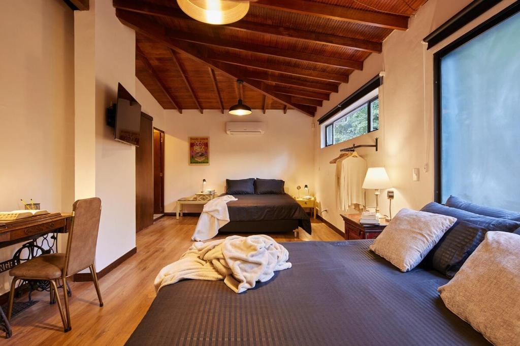 En eller flere senge i et værelse på El Poblado Medellin Luxury 5BR Jacuzzi AC