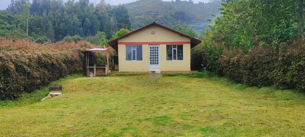 Cabaña El Refugio في دويتاما: منزل صغير وسط ميدان