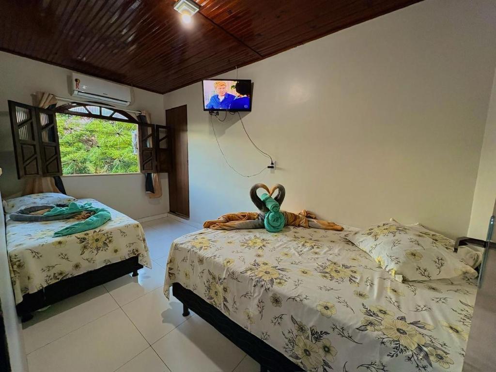 una camera da letto con un letto con un animale di peluche sopra di Residencial Filhos da Lua a Lençóis